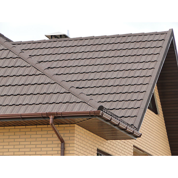 Композитна черепиця Metrotile Classic Scarlet на даху заміського будинку